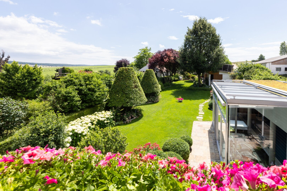 Balkon mit Blick in den Garten